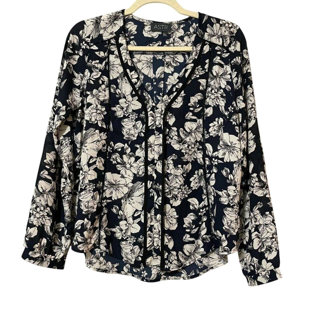 ASTR Womens Blue White Floral V Neck Long Sleeve Pleated Blouse Top Size Small